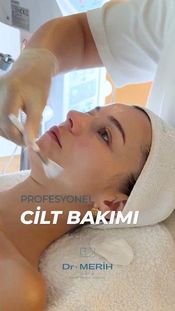 Profesyonel cilt bakımı, yalnızca cildi arındırmak değil; cildin ihtiyacını doğru analiz ederek bakım sürecini kişiye özel planlamaktır. ✨Doğru ürünler ve profesyonel uygulamalarla cildin daha temiz, dengeli, canlı ve sağlıklı bir görünüme kavuşması hedeflenir.Cildinizin ihtiyacına uygun bakım planı için kliniğimizle iletişime geçebilirsiniz. 🤍📞 0533 522 56 26 & 0543 664 56 26​
📧 info@drmerihtombul.com​
🌐 drmerihtombul.com#ProfesyonelCiltBakımı #CiltBakımı #CiltSağlığı #SağlıklıCilt #DrMerihTombul